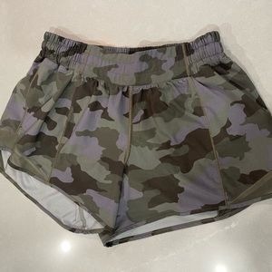 Lululemon womens hotty hot 4” shorts camo (Sz 8)